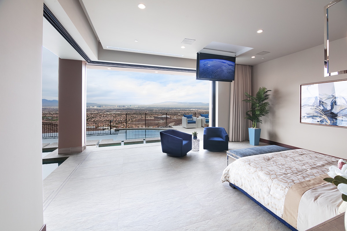 90-degree sliding glass doors give the master suite views of the vanishing pool and distant mountains.