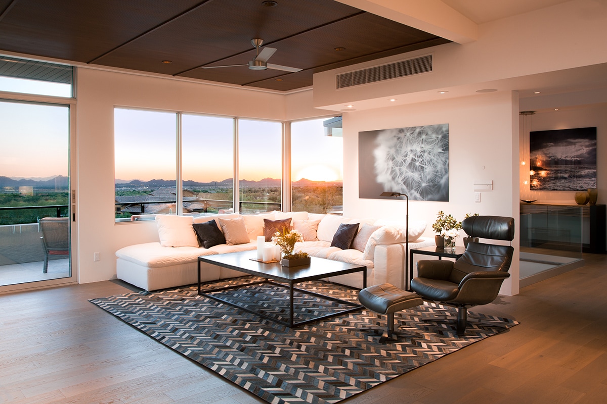 A collection of large, fixed corner windows gives residents a stunning view of Scottsdale’s McDowell Mountains.