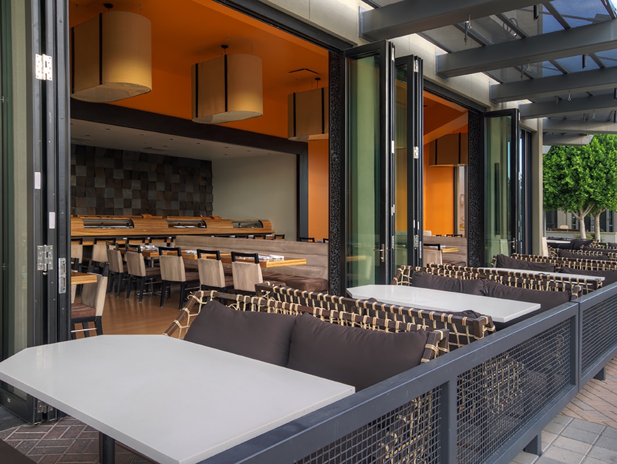 When the opened, the bi-fold doors seamlessly blur the transition from the restaurant’s interior to the exterior.