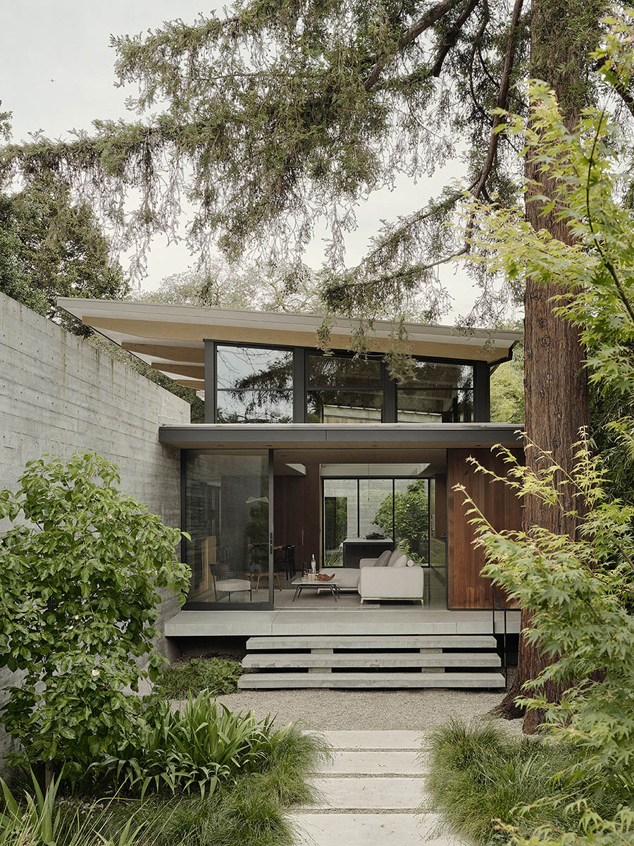When imagining the 3,800 square-foot home, the architect’s goal was to design the house in service of the landscape using extensive glazing.