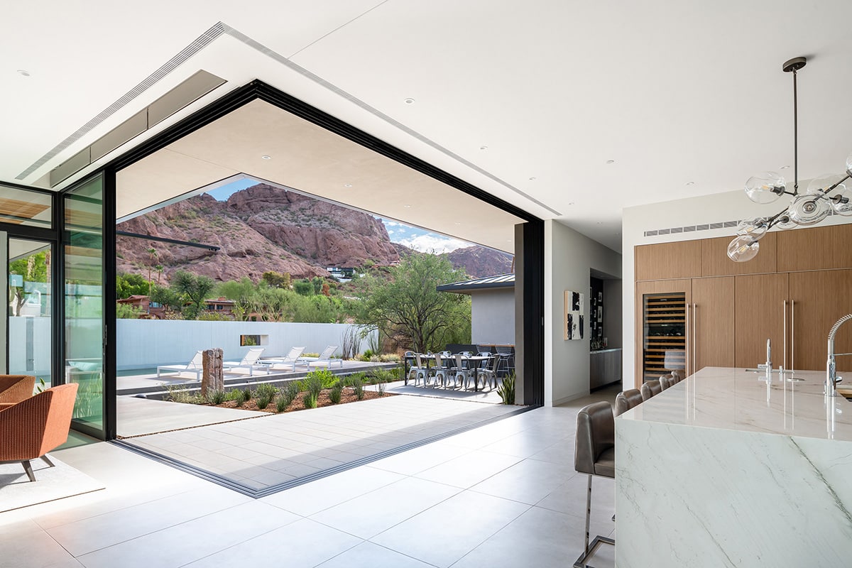 A 90-degree, open corner configuration of multi-slide doors completely blurs the boundaries between the interior and the exterior and provides unobstructed views.