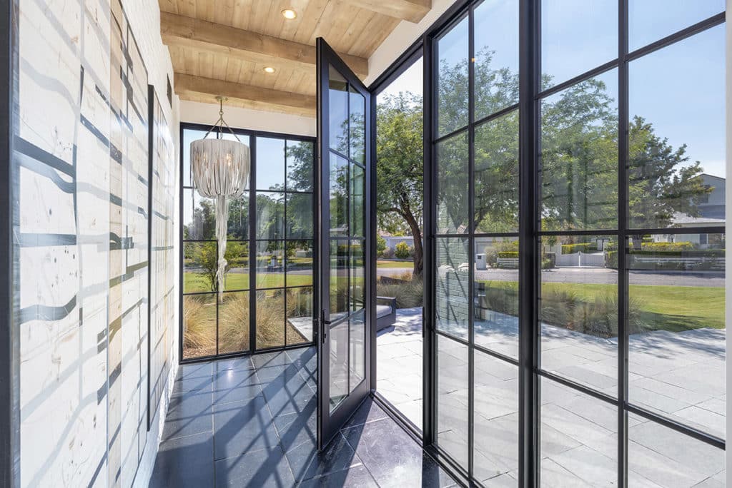 A Series 900 Pivot door set in a glassy jewel-box entrance makes for a dramatic welcome.