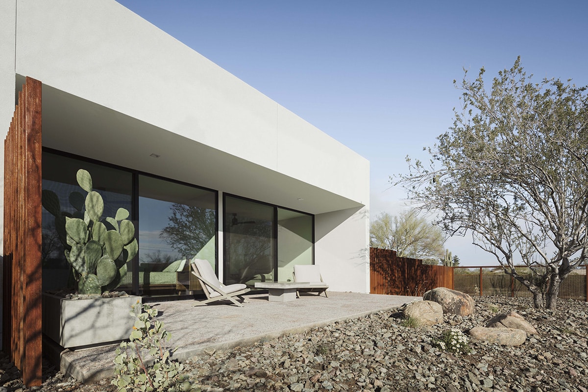 The Series 600 windows in the master bedroom look out into the Sonoran Desert landscape.