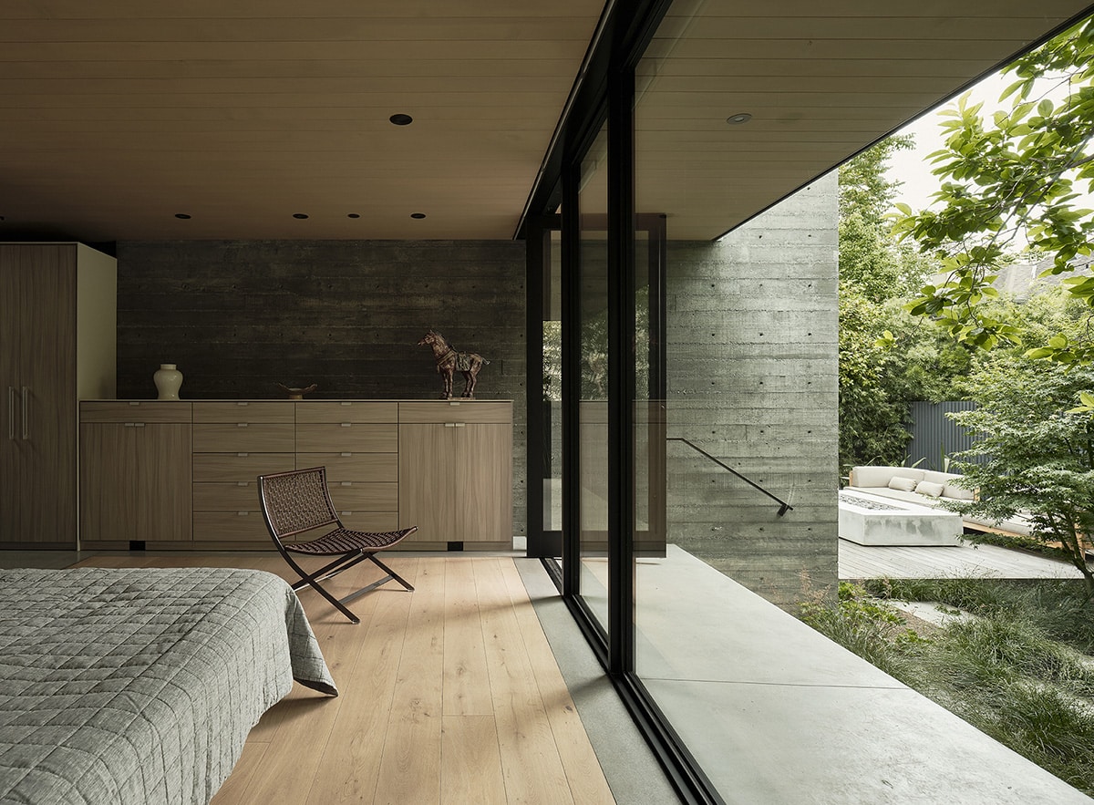 The master suite features a Series 600 Window Wall connected to a Series 980 Pivot Door that opens to an outdoor space.