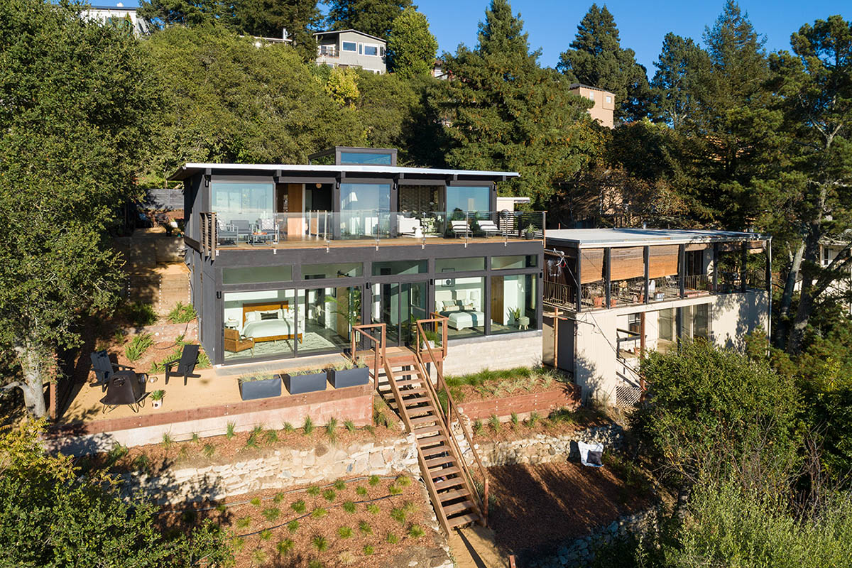 The entire west façade of the house is glass, giving occupants views of Oakland, San Francisco, and the bay.