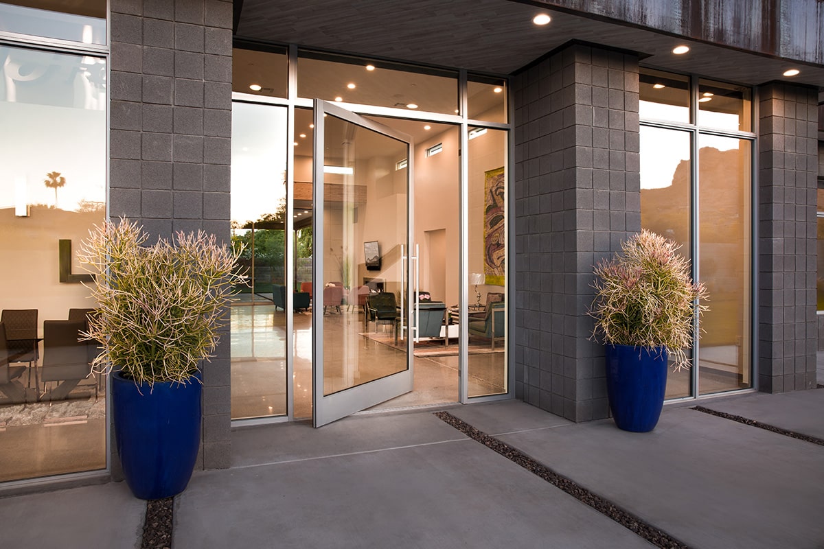 This stylish pivot door encased by fixed windows features the clean, contemporary sightlines for which Western Window Systems products are famous