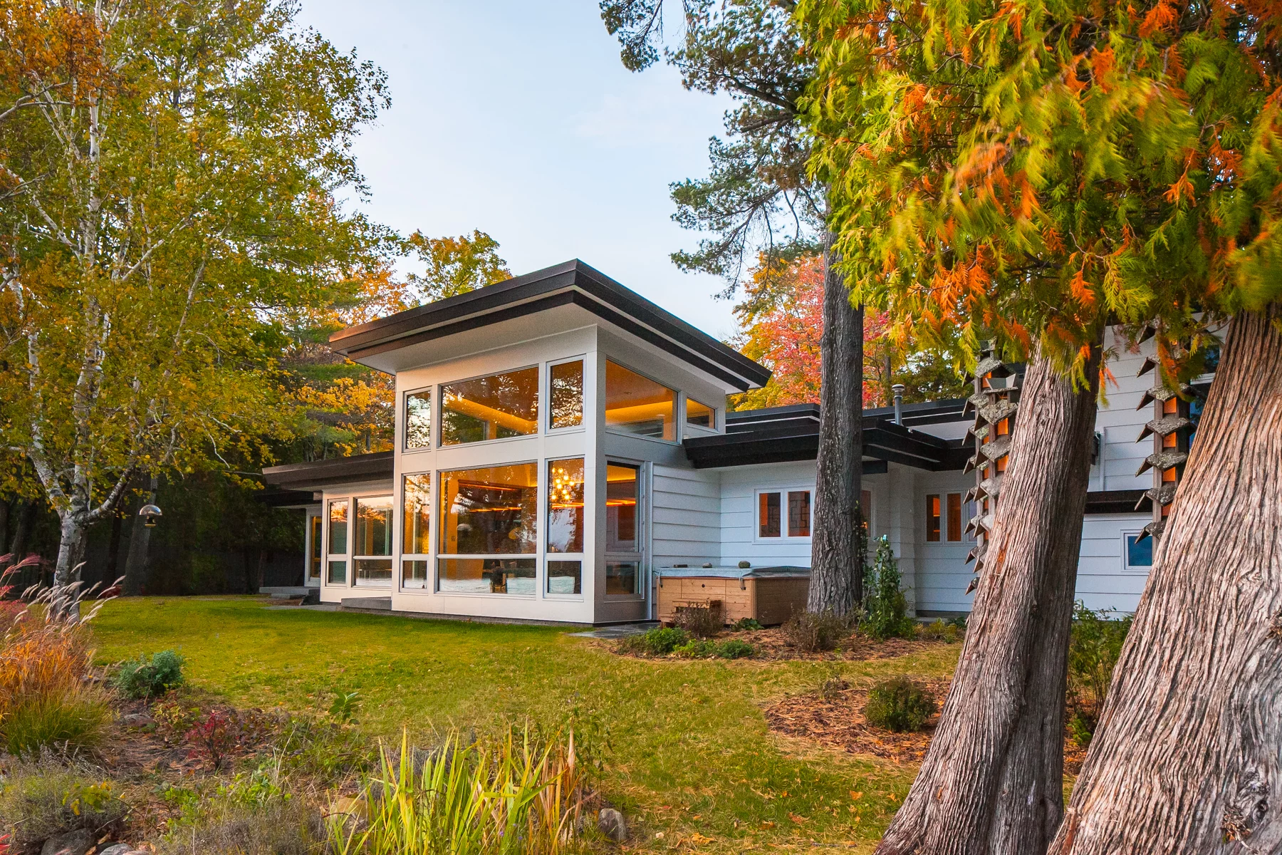 Western Window Systems' contemporary styling perfectly complements the Midcentury Modern architecture of the Glen Lake home that sits on a grassy lot surrounded by trees.